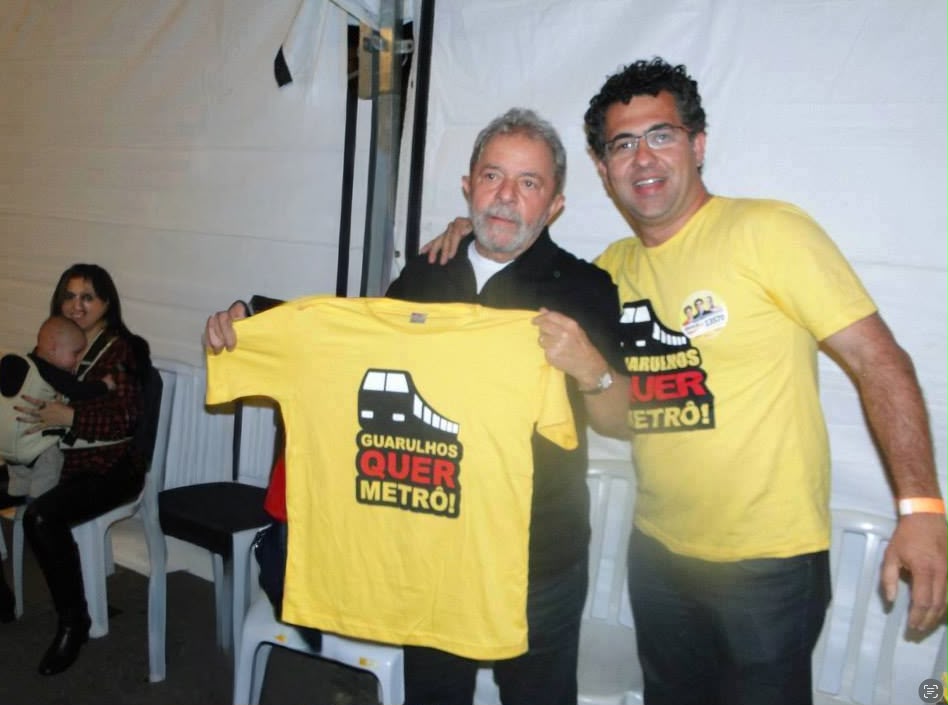 Lula segurando a camiseta do movimento Guarulhos quer metrô ao lado de Alencar