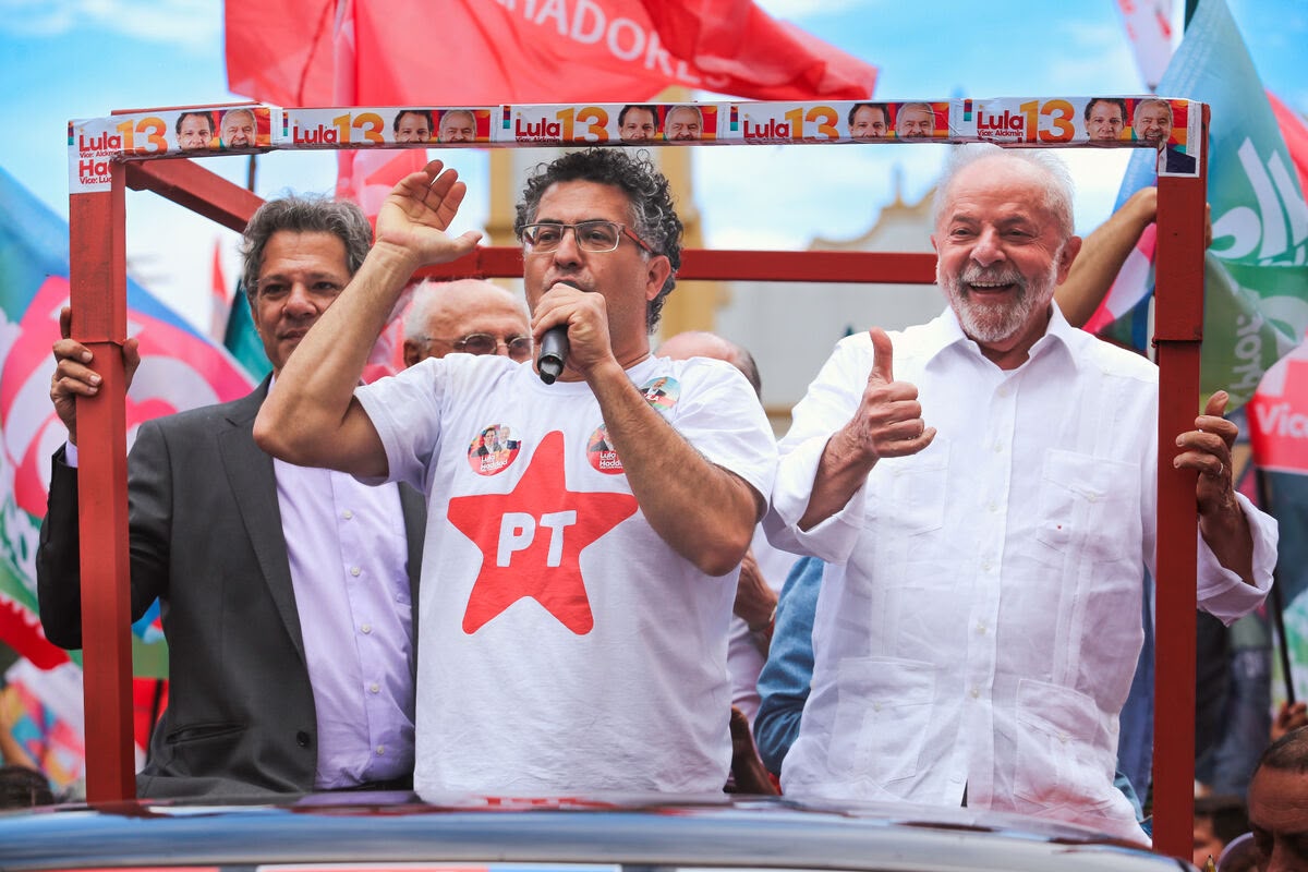 Alencar discursando ao lado de Lula e Haddad durante a campanha de 2022